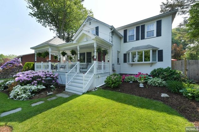 15 Walnut Ave, Emerson, NJ 07630-1546