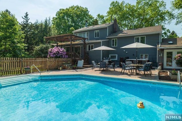 385 Lynn St, Harrington Park, NJ 07640