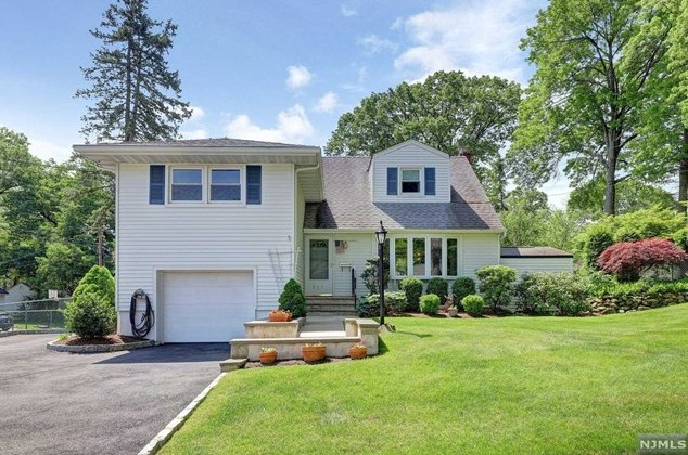 861 Manhattan Ave, Westwood, NJ 07676-4734