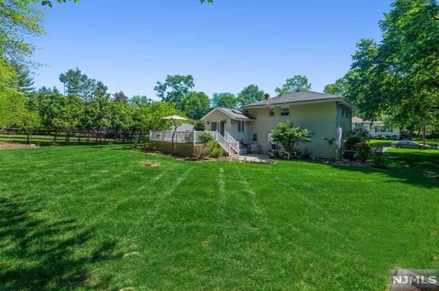 15 Derby Ln, Waldwick, NJ 07463-1211