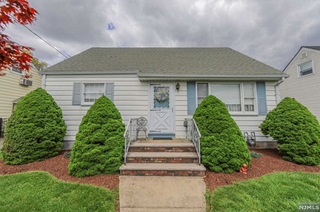 31 Hillside Dr, Paterson, NJ 07512