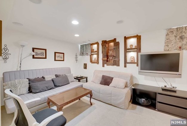 202 Barkley Ave, Clifton, NJ 07011-3138