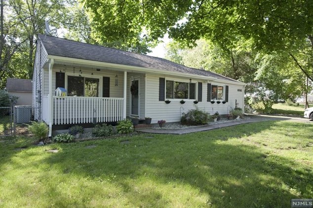 9 Palm Terrace, Skyline Lakes, NJ 07456