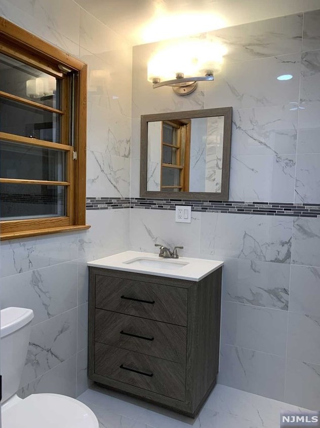 721 Teneyck Ave, Lyndhurst NJ  07071-2824 exterior