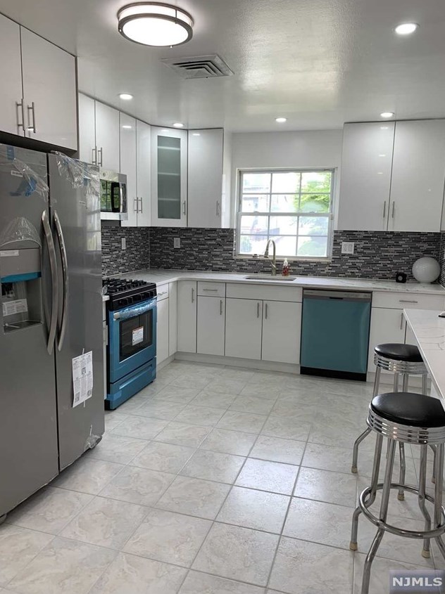 721 Teneyck Ave, Lyndhurst NJ  07071-2824 exterior