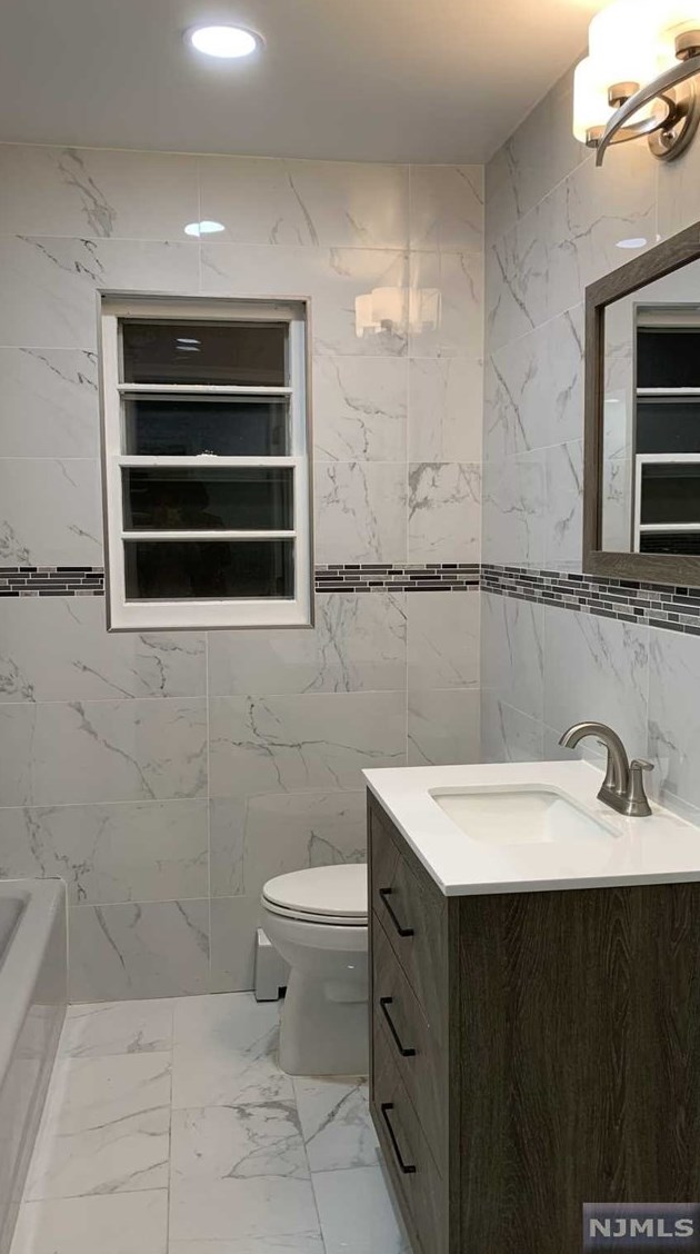 721 Teneyck Ave, Lyndhurst NJ  07071-2824 exterior