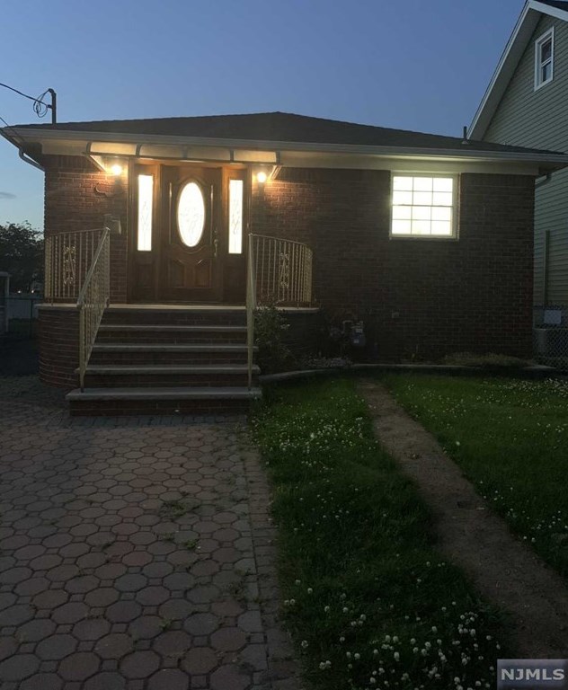 721 Teneyck Ave, Lyndhurst NJ  07071-2824 exterior