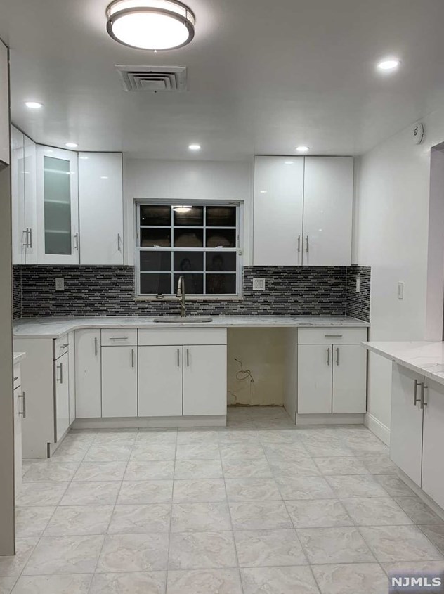 721 Teneyck Ave, Lyndhurst NJ  07071-2824 exterior