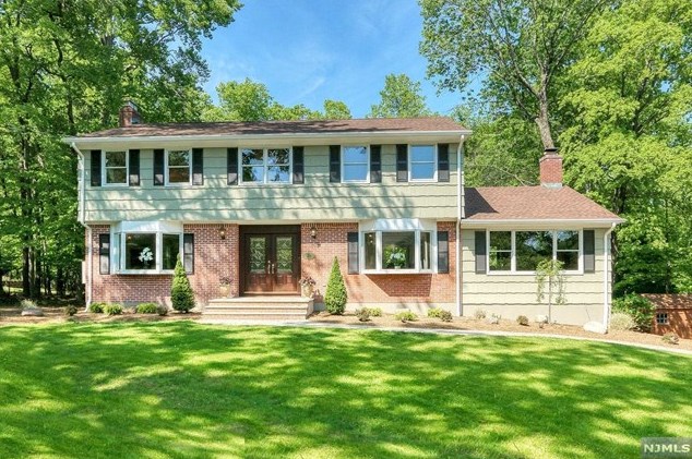 41 Tam O Shanter Dr, Mahwah, NJ 07430