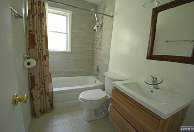 395 Terhune St, Teaneck, NJ 07666
