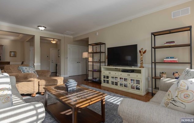609 Four Seasons Ln, Montvale, NJ 07645
