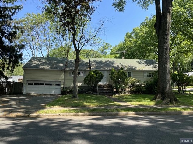 11 Hall Rd, Paramus, NJ 07652