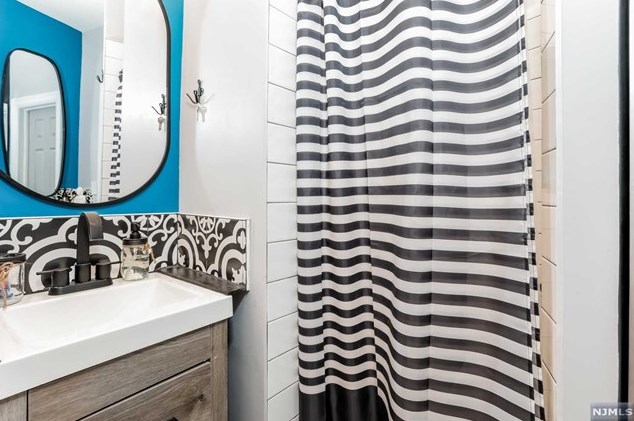 248 Clinton Ave, Bergenfield NJ 07621-3203 exterior