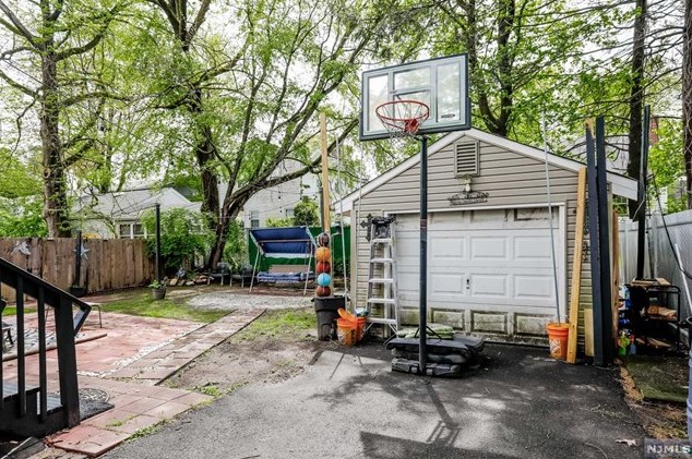 248 Clinton Ave, Bergenfield NJ 07621-3203 exterior