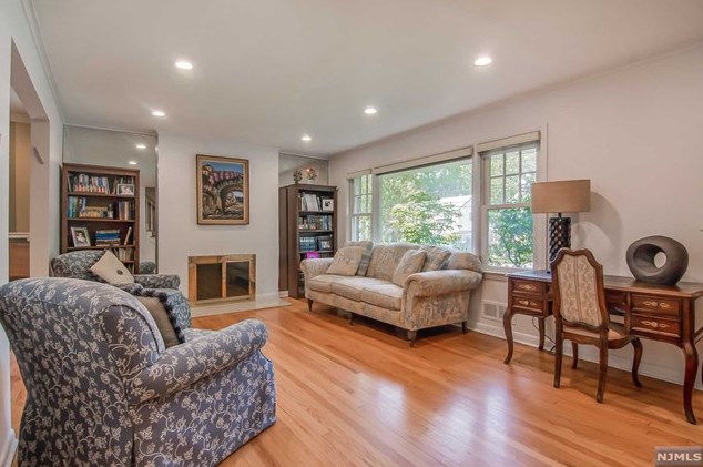 702 Downing St, Teaneck, NJ 07666