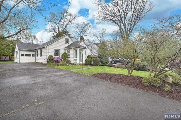 218 Godwin Ave, Wyckoff, NJ 07481