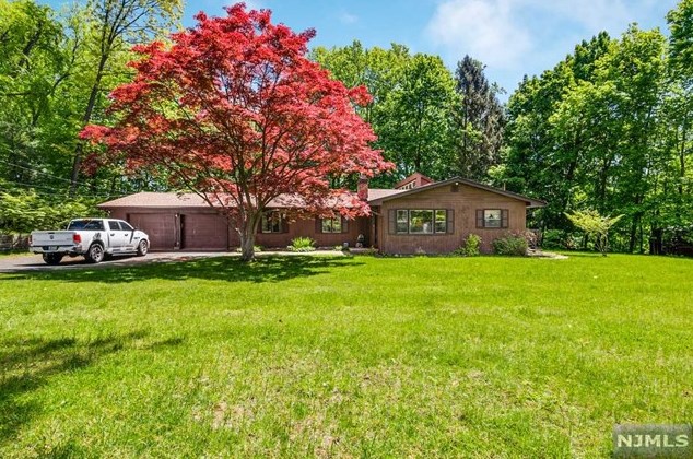 35 Victor Hugo St, Park Ridge, NJ 07656-1136