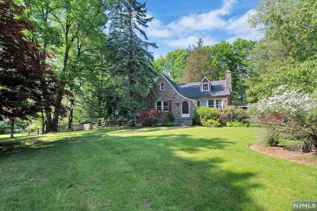 307 Lake St, Upper Saddle River, NJ 07458