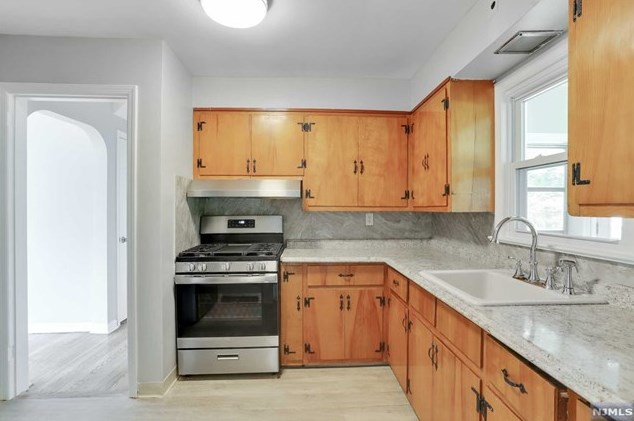 79 Deerfield St, Bergenfield, NJ 07621-1806