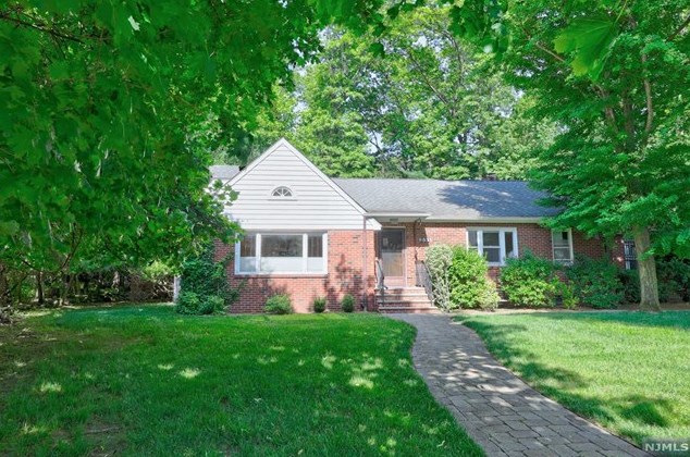 233 Glen Ave, Ridgewood, NJ 07452