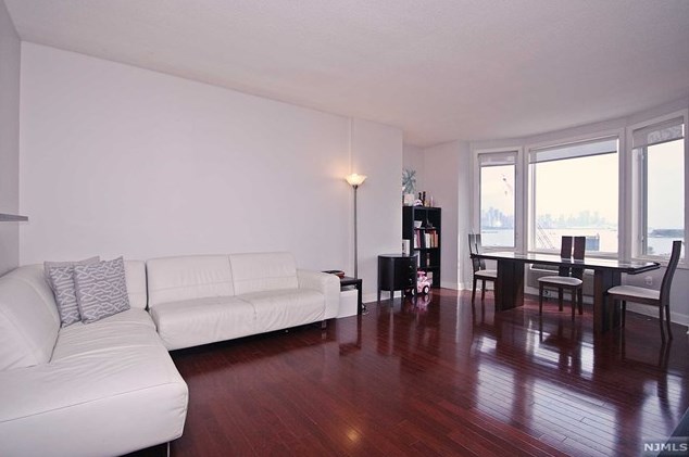 5407 City Pl, Edgewater, NJ 07020