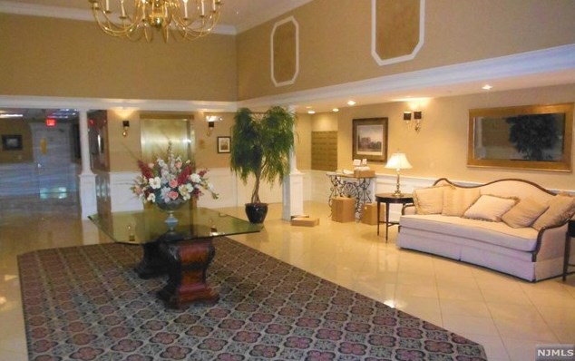 175 Rochelle Ave #218, Rochelle Park, NJ 07662