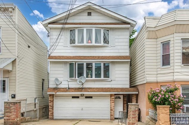 210 71st St, West New York, NJ 07093-3412
