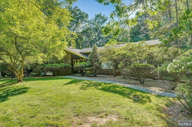134 Brook St, Haworth, NJ 07641-1608