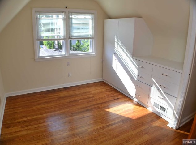 728 Grove Ave, Cliffside Park, NJ 07010