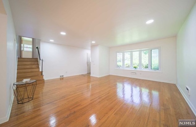 10 Center St, Cresskill, NJ 07626