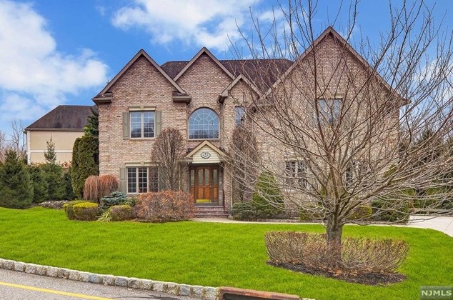 60 Village Dr, Mahwah, NJ 07430