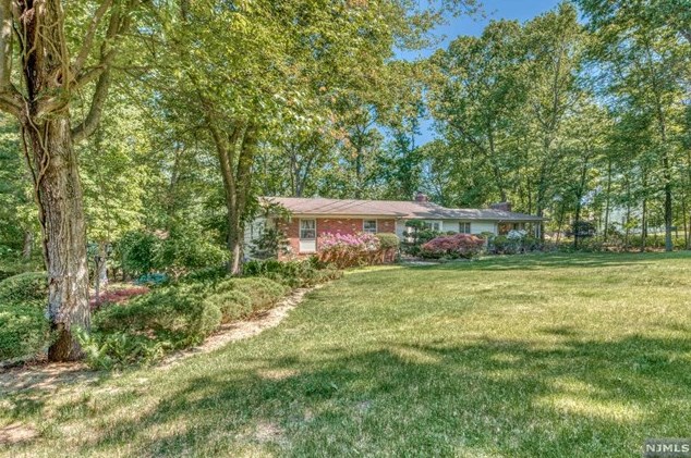 217 Osage Ln, Franklin Lakes, NJ 07417
