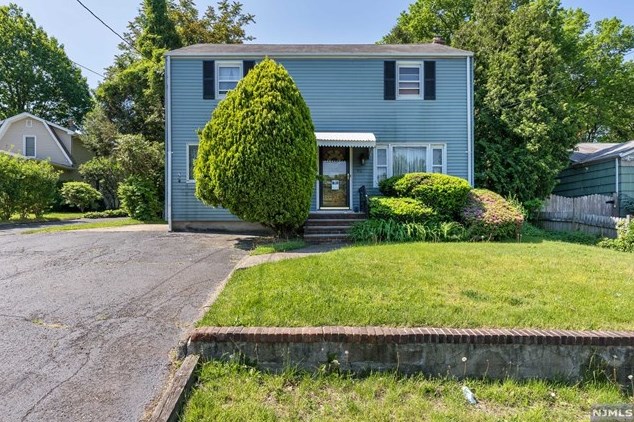 528 Market St, Elmwood Park, NJ 07407