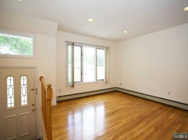 360 Lincoln Ave, West Fort Lee, NJ 07024