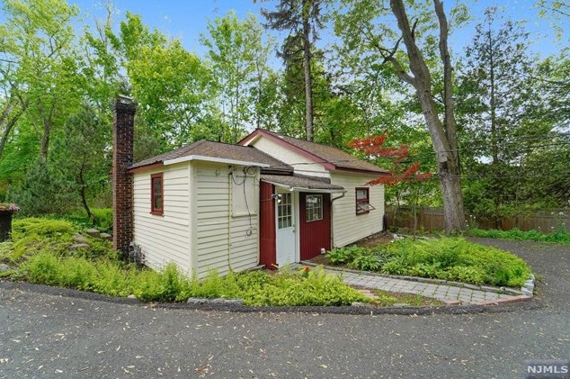 48 Maysenger Rd, Mahwah, NJ 07430