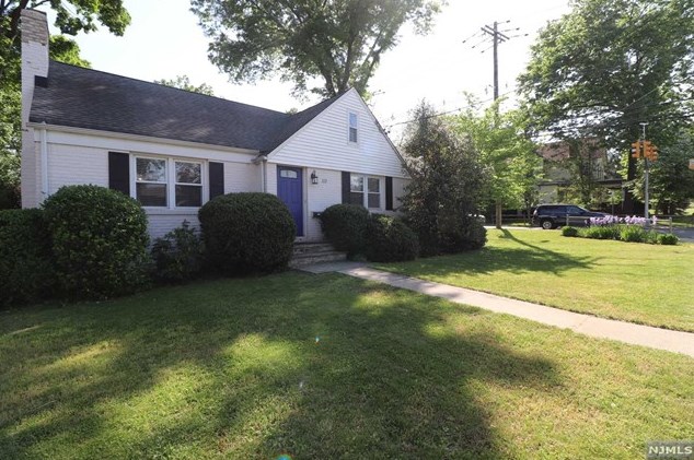 112 Wyckoff Ave, Waldwick, NJ 07463