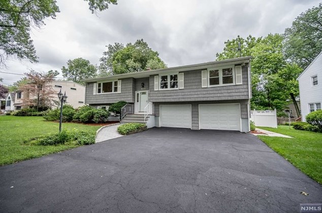 507 Marion Ln, Paramus, NJ 07652-4721