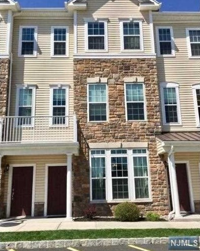 10 Wisteria Ln, Outwater, NJ 07026