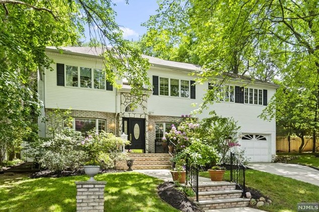 24 Weil Pl, Cresskill, NJ 07626