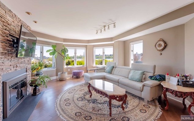 605 Franklin Ct, Edgewater, NJ 07020
