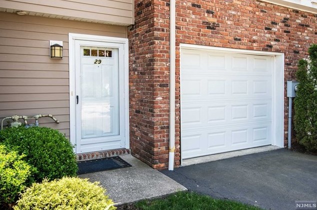29 Dena Dr, Midvale, NJ 07465-1422