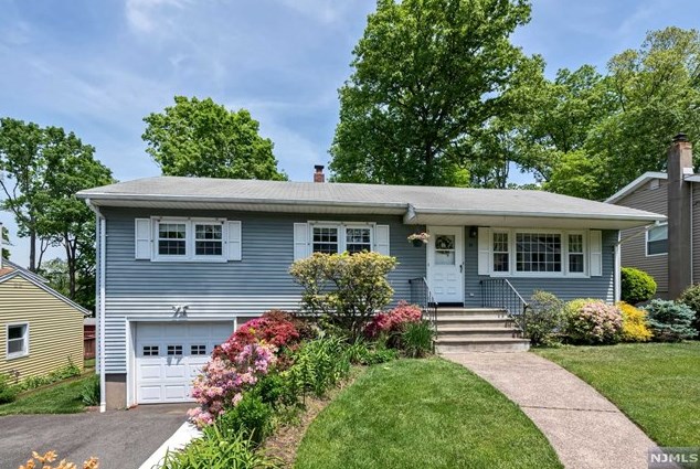 81 Mcnomee St, Oakland, NJ 07436
