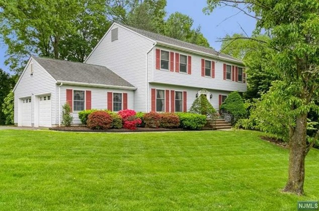 22 Rock Ridge Rd, Mahwah, NJ 07430