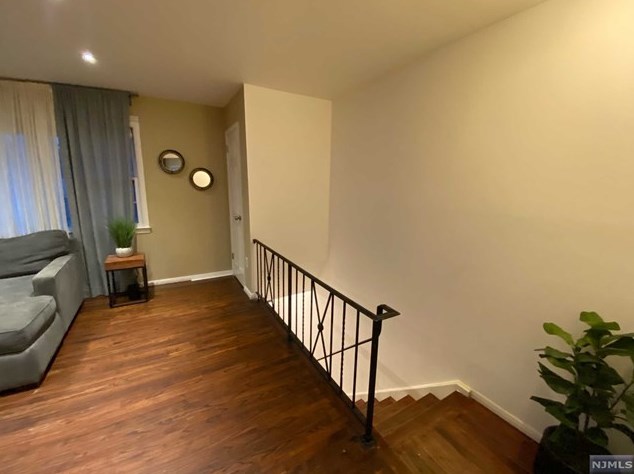 663 9th St, Secaucus, NJ 07094-3027