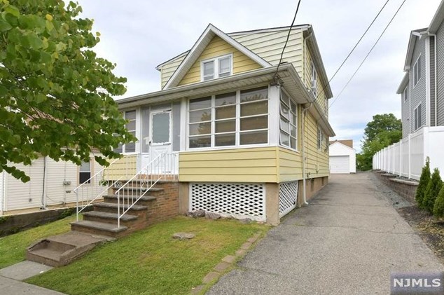 29 Kipp Ave, Lodi, NJ 07644-2916