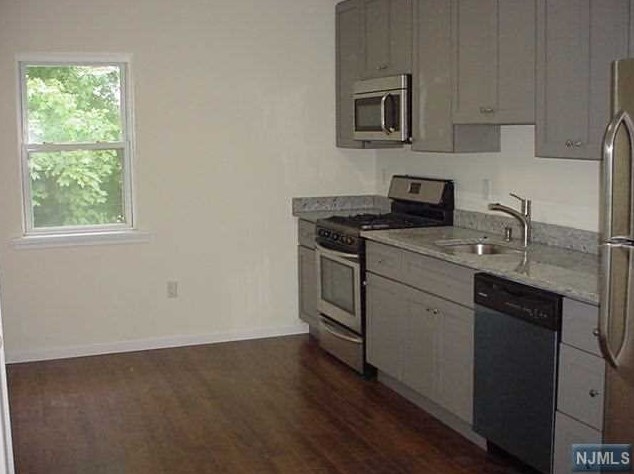 75 Chamberlain Ave, Elmwood Park, NJ 07407