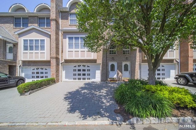 121 Stonegate Trl, Cresskill, NJ 07626