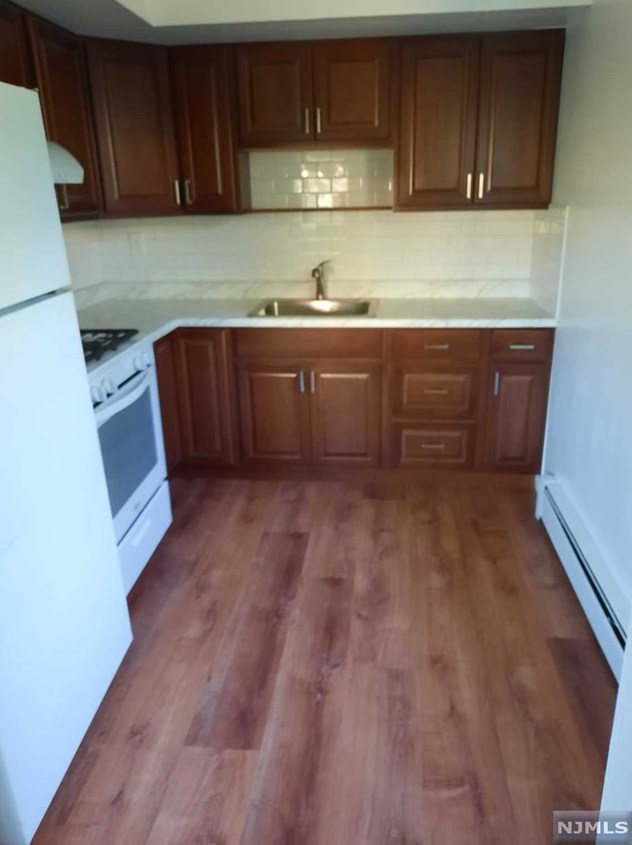 347 Central Blvd, Palisades Park NJ  07650-2264 exterior