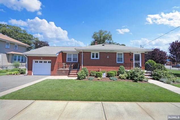 1 Harcourt Ave, Bergenfield, NJ 07621