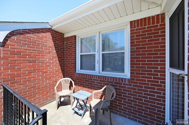 1 Harcourt Ave, Bergenfield NJ  07621-1914 exterior